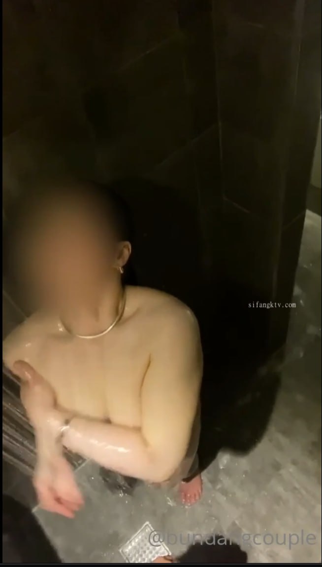金发深吸吮和感性他妈的在浴室 - 面部